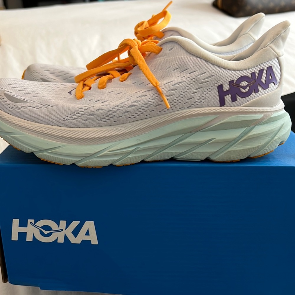 W Clifton 8 hokas SIZE 6